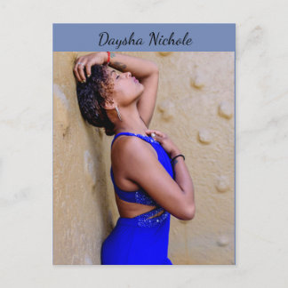 Daysha Nichole, en robe bleue, carte postale