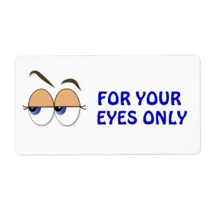 De yeux regard méfiant en longueur confidentiel