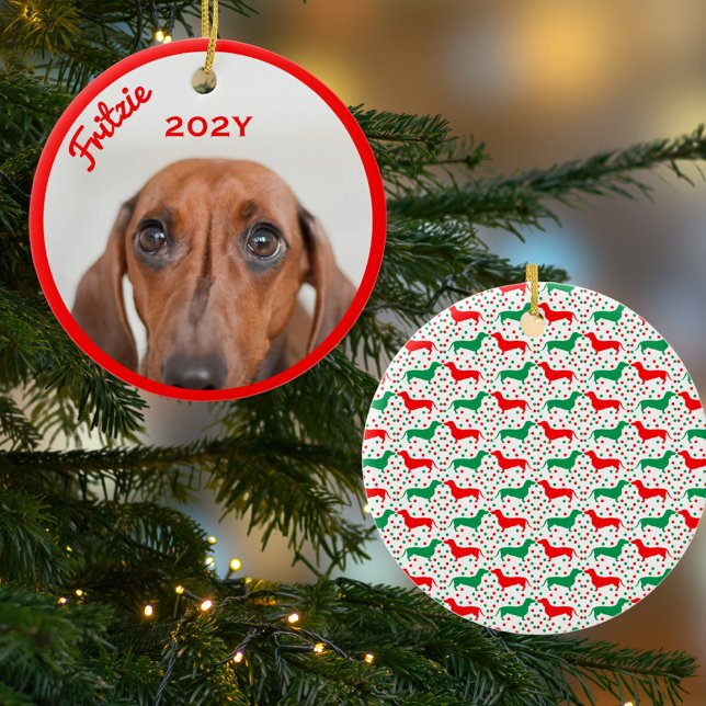 Décoration En Céramique Année photo Dachshund personnalisée (Personalized Photo Ornament with Name Year on Front. Cute Red and Green Dachshund pattern on back.)