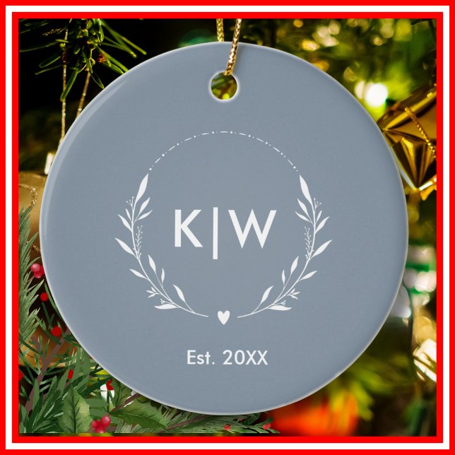 Décoration En Céramique Bleu Poussiéreux et Blanc | Monogramme Initiales M (Dusty Blue and White | Modern Initials Monogram Ceramic Ornament)