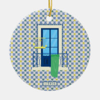 Carreaux portugais et balcon de fenêtre avec oisea