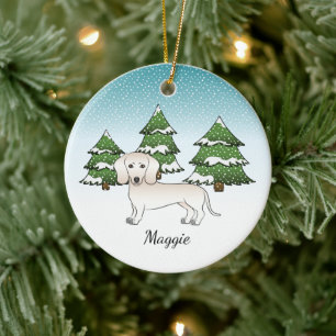 Décoration En Céramique Dachshund à poil lisse crème dans une forêt hivern