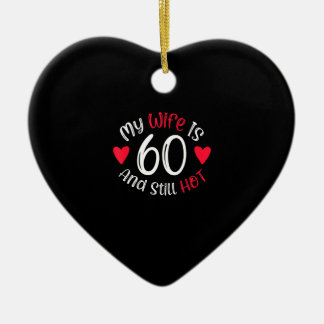 Décoration En Céramique Ma Femme A 60 Ans Et Encore Chaud Drôle Art Cadeau