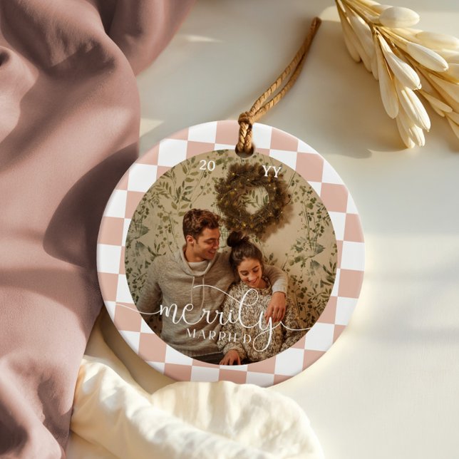 Décoration En Céramique Merrily Marié Retro Checkerboard photo nouvellemen (Merrily Married Retro Checkerboard Newlywed Photo Ceramic Blush Pink Ornament)