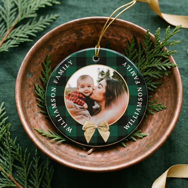 Décoration En Céramique Photo de la famille des Bow Gold Plaid Motif Buffa (Personalized Green Buffalo Plaid Family Photo Ceramic Ornament)