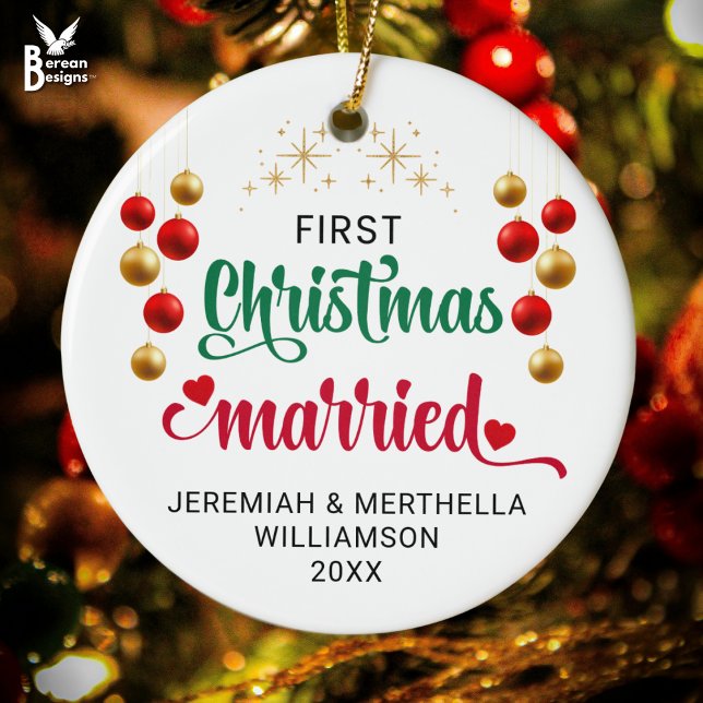 DÉCORATION EN CÉRAMIQUE PREMIER NOËL PERSONNALISÉ MARIÉ (Festive FIRST CHRISTMAS MARRIED ornament with custom names and year. Ideal first gift for newlyweds.)