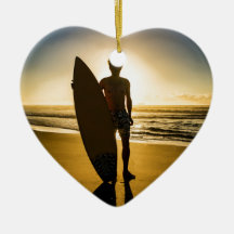 Silhouette de surfer pendant le lever de soleil