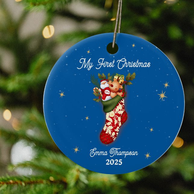 Décoration En Céramique Snowman Festive Stocker Baby's First Christmas (Snowman Festive Stocking Baby’s First Christmas Ceramic Ornament)