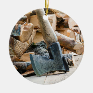 Décoration En Céramique Vieux hache et bois de chauffage