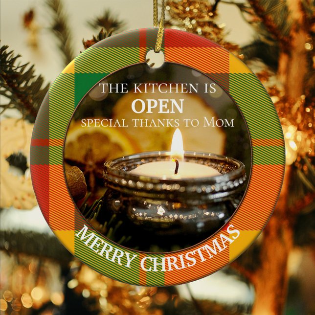 Décoration En Céramique Votre Cuisine Plaid Photo Noël personnalisé (A feel-good Christmas ornament featuring your own custom photo framed by a colorful plaid design)