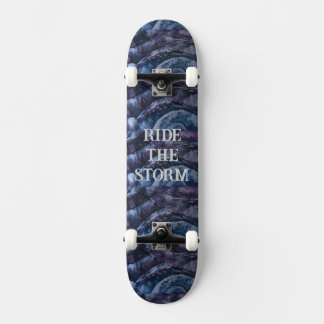 DÉCOUVREZ LE SKATEBOARD STORM PAR PAULA REILLY DES