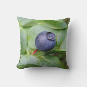 Dekokissen Heidelbeere mit grünen Blättern Throw Pillow