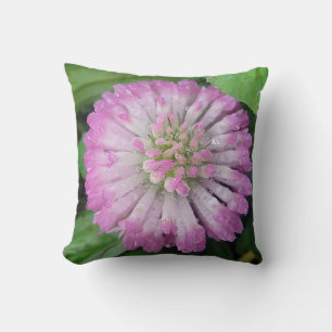 Dekokissen rosa Kleeblüte mit Wassertropfen Throw Pillow