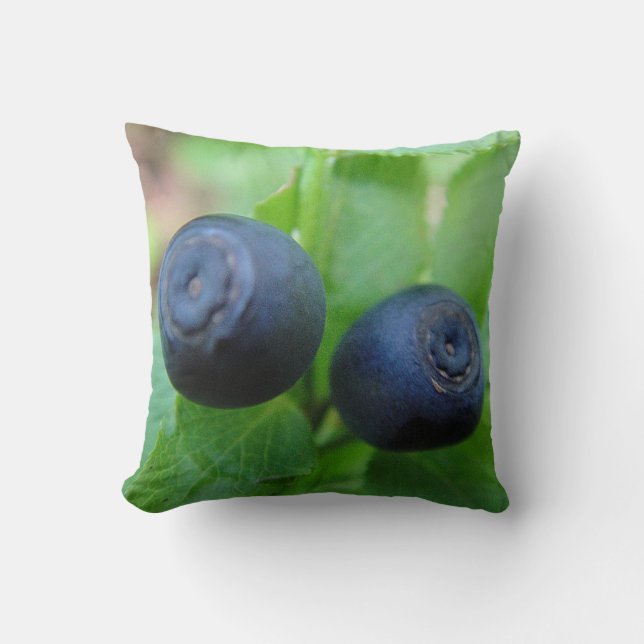 Dekokissen two forest blueberries throw pillow (Front)