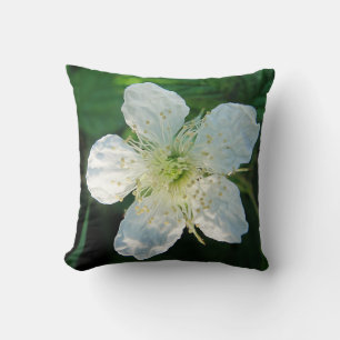 Dekokissen weisse Brombeerblüte Throw Pillow