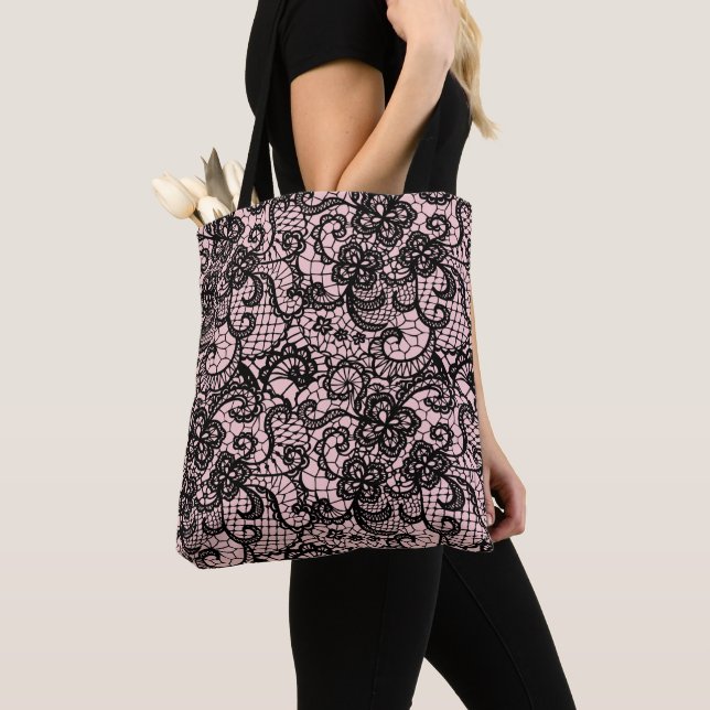 Dentelle noire sur Sac fourre-tout rose pâle (De près)