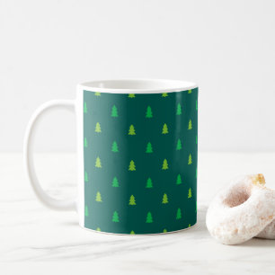 Des arbres de Noël, une tasse de café vert fonc