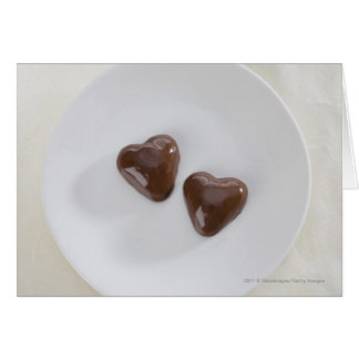 Des bonbons en forme de coeur sur une assiette