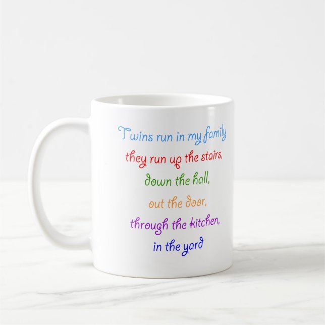 Des jumeaux courent dans ma tasse à café familiale (Gauche)