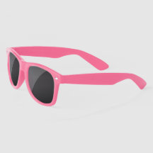 Des lunettes de soleil roses avec des verres noirs