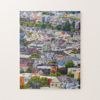 Des maisons au puzzle à flanc de colline