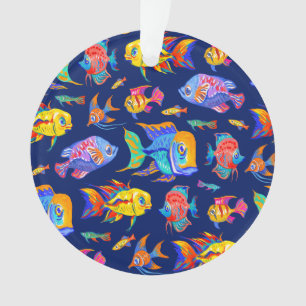 Des poissons tropicaux amusants sur bleu foncé