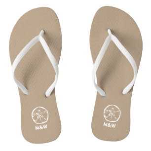 Des tongs de mariage de plage de sable monogramme