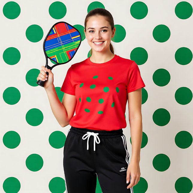 Des trous de pickleball vert sur T-shirt rouge (Green pickleball holes on red T-Shirt)