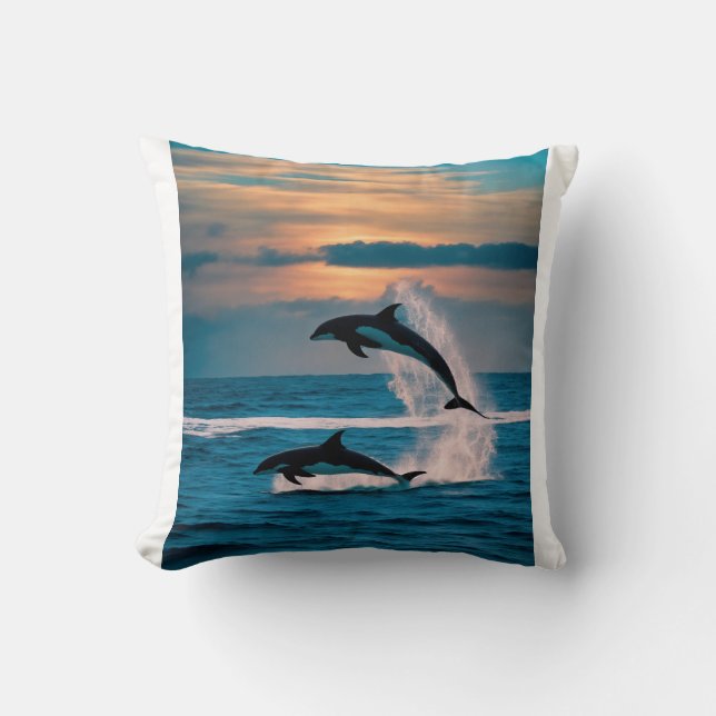 Desafío en el Azul Profundo Throw Pillow (Front)