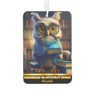 Désodorisant Pour Voiture Un chouette sage entouré de livres dans une biblio