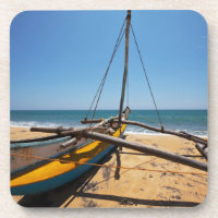 Bateau de pêche amarré sur la plage