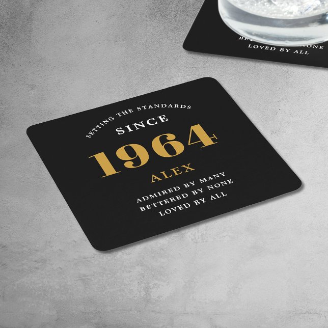Dessous-de-verre Carré En Papier 60e anniversaire Nom 1964 Black Gold Elegant Chic (Premium 60th Birthday Black and Gold Personalized Paper Coasters - Celebration Elegance.)