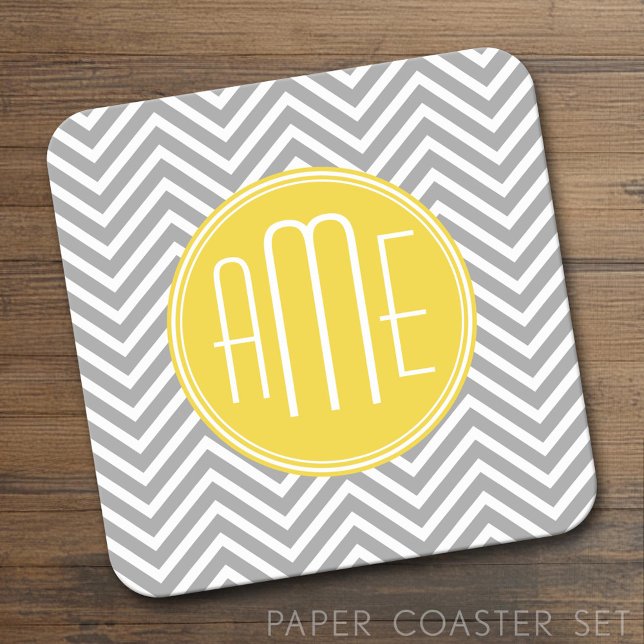 Dessous-de-verre Carré En Papier Chevrons gris et jaune Monogramme personnalisé (Custom Coaster Set)