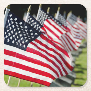 Dessous-de-verre Carré En Papier Cimetière militaire historique avec des drapeaux