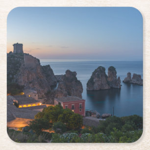 Dessous-de-verre Carré En Papier Faraglioni et madrague dans Scopello, Sicile