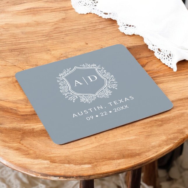 Dessous-de-verre Carré En Papier Monogramme moderne Mariage Dusty Blue Crest (Créateur téléchargé)