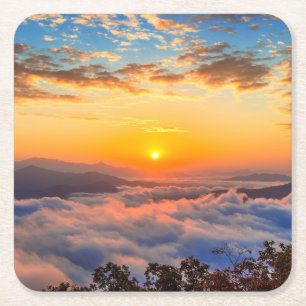 Dessous-de-verre Carré En Papier Montagnes Seoraksan couvertes de brouillard au lev