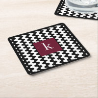 Motif ondulé gras en noir blanc et bordeaux avec m