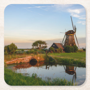 Dessous-de-verre Carré En Papier Moulin à vent dans la campagne dans des dessous de
