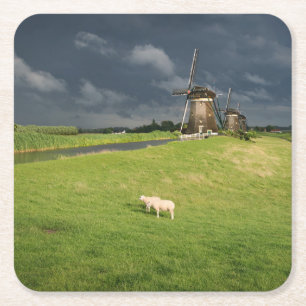Dessous-de-verre Carré En Papier Moutons avec moulins à vent sous des nuages sombr