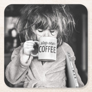 Dessous-de-verre Carré En Papier Petite fille boit du café