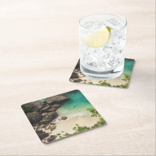 Dessous-de-verre Carré En Papier Sandy Beach Cove avec arbres verts, rochers et océ