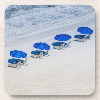 Dessous-de-verre Chaises de plage avec le parapluie bleu sur la