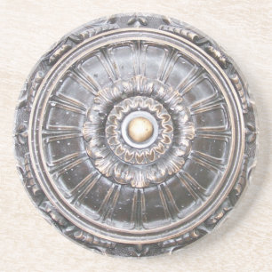 Dessous de verre en bronze gothiques de médaillon
