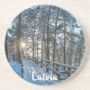 Dessous De Verre En Grès Chemin en bois sur la forêt d'hiver enneigée