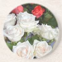 Composition florale de roses rouges et blanches