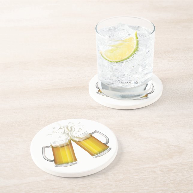 Dessous De Verre En Grès Deux tasses avec une bière légère. (Côté)