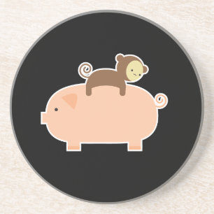 Dessous De Verre En Grès Équitation de singe de bébé sur un porc