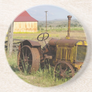 Dessous De Verre En Grès États-Unis, Oregon, Shaniko. Vieux tracteur rouill