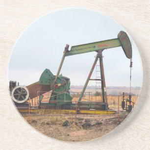 Dessous De Verre En Grès Grosse valise verte dans un champ pétrolier